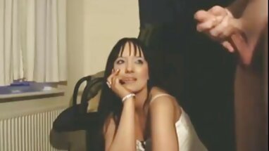 Alicia cuộc phỏng vấn xecnhanh cho cô ấy công việc văn phòng làm một thổi kèn